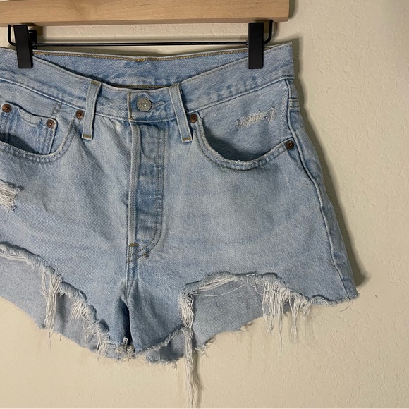 Levi’s 501 Light Wash Womens Cut-off Shorts - Size 28 - Picture 2 of 7